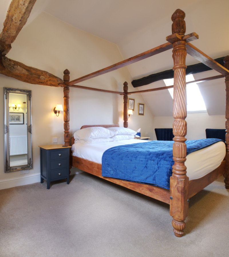 Four poster room